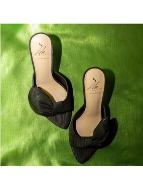 New Antonio Melani xThe Nat
Note Julieta Textured Bow Detail Dress Slide Sandals